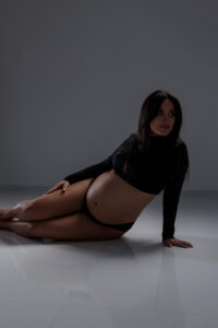 Read more about the article Jak przygotować się do sesji ciążowej? Postaw na autentyczność w Studio Dwa Kruki