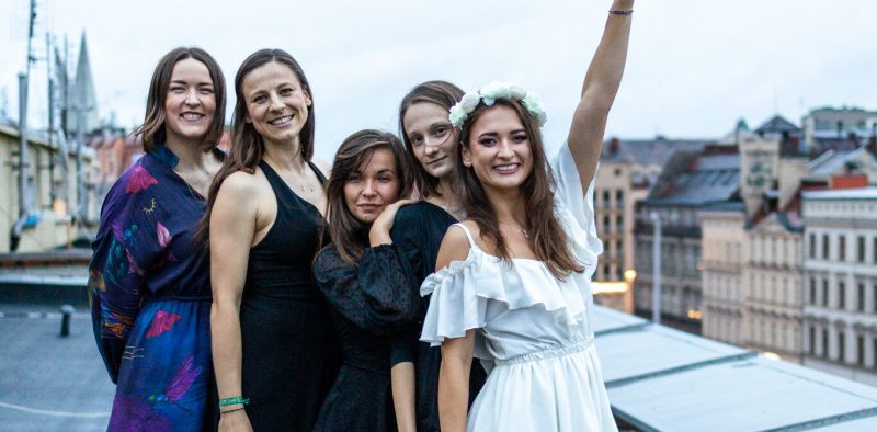 Kobiety na imprezie wieczoru panieńskiego, otoczone balonami i dekoracjami – pełne radości chwile z wieczoru panieńskiego.